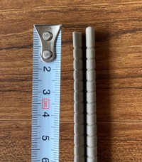 左が今回フライパンを傷つけてしまった菜箸。比較すると先端の欠け具合がよくわかります／ワーママさん（@5Xoe6VOn6BHa51k）提供