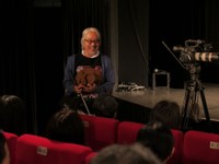 エキストラにあいさつ太田監督©シンクアンドウィル 青空映画舎