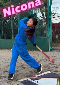 バットを持ったにこなちゃんは、真剣な眼差しに…！（提供：＠nico_sui_さん）