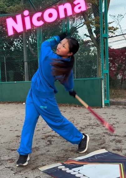 バットを持ったにこなちゃんは、真剣な眼差しに…！（提供：＠nico_sui_さん）