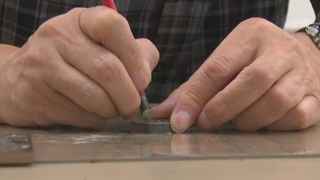 漆芸の伝統技法「彫漆」を体験　ブローチ作りに挑戦　香川