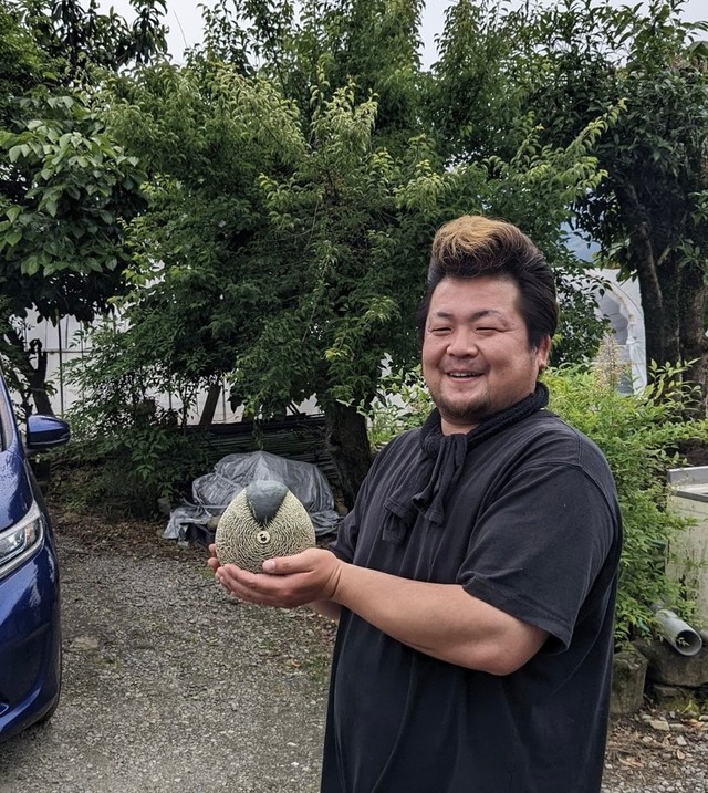 熊本でメロン農家を営んでいるキノさん／リーゼント農家キノさん（@kinoko0214）提供