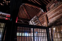 寺の中はぼろぼろになっていた