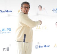発案した「野村体操」の動きを見せる野村将希