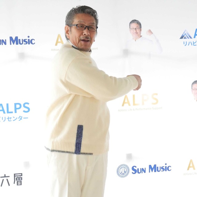 発案した「野村体操」の動きを見せる野村将希