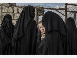 シリアの難民キャンプに、なぜロシア人女性が　国にも帰れず、行き場なし