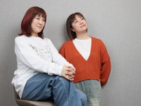 「花＊花」おのまきこ（左）、こじまいづみ＝撮影・石井剣太郎