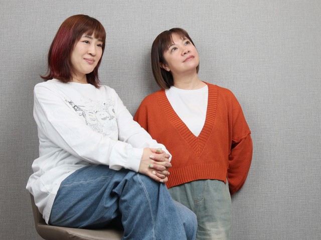 「花＊花」おのまきこ（左）、こじまいづみ＝撮影・石井剣太郎
