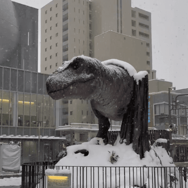 大雪の中でも動き続ける福井駅前の恐竜ロボット／投稿主さん提供