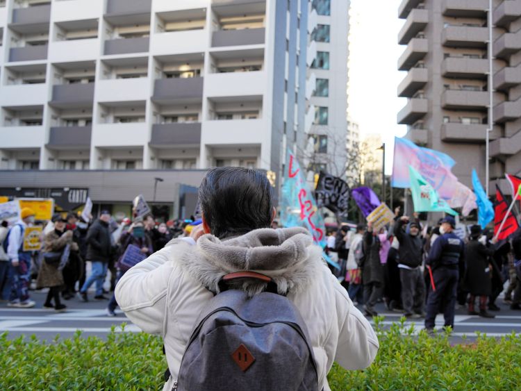 外国人との共生を訴える人たちのデモに対して、移民政策に反対する人も声を上げていた=2026年1月11日、埼玉県川口市、藤崎麻里撮影