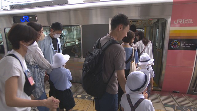 JR西日本の新型車両「Urara」　子どもたちにお披露目　岡山