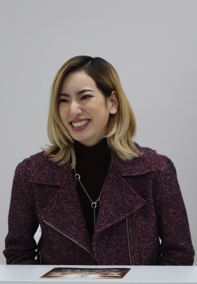 舞台への思いを語る柚香光