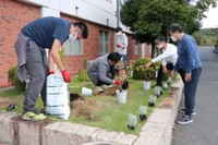香りをテーマにした庭造りに取り組む生命科学部の学生ら＝昨年１０月