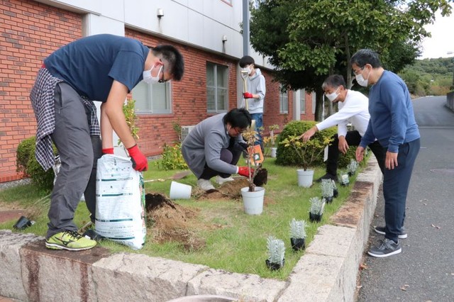 香りをテーマにした庭造りに取り組む生命科学部の学生ら＝昨年１０月
