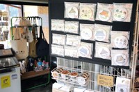 売り上げの一部が景観保全に充てられる応援グッズが並ぶ野田商店
