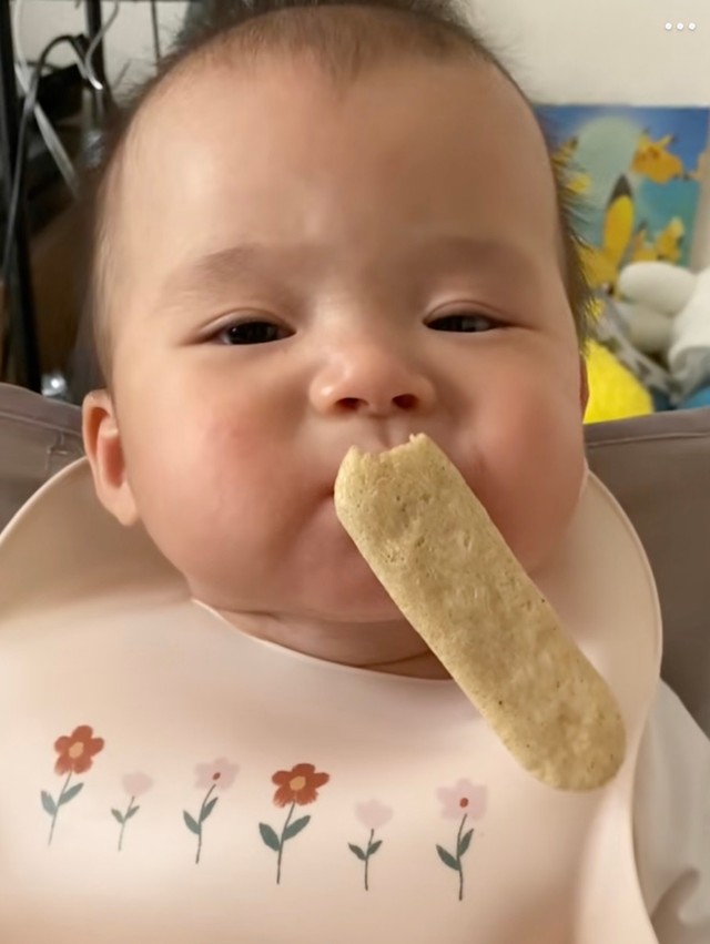 お口にせんべいがくっついちゃった！（提供：@cheese99525さん）
