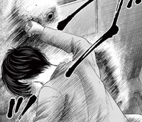 拳には柔らかいモノを殴った感触が…　(C)夜馬裕・外本ケンセイ／小学館
