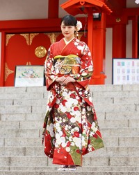 赤基調の華やかな振り袖姿を披露した上坂樹里