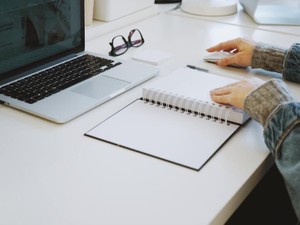 「好き」の二文字が言えず淡々と仕事をし、今日もあなたに質問します