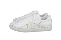 割れた器をつなぐように金継ぎの柄が施されたスニーカー（提供画像）