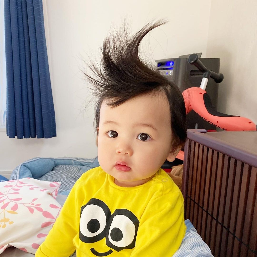 寝ている赤ちゃんの 指しゃぶり をやめさせたら 予想外の反応に えっ何その顔 天使の笑顔 まいどなニュース