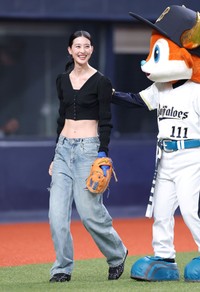 セレモニアルピッチでキャッチャーを務めた青野楓＝京セラドーム大阪