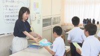 宿題を提出する児童　牟礼小学校　高松市牟礼町大町