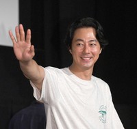 舞台を降りるぎりぎりまで、ファンへ手を振るチョ・インソン（撮影・佐々木彰尚）