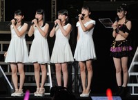 モー娘。12期メンバー（左から尾形春水、野中美希、羽賀朱音さん、牧野真莉愛）を紹介する道重さゆみさん（右）＝2014年9月30日撮影