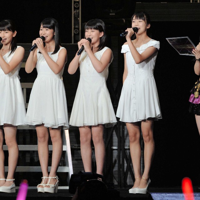 モー娘。12期メンバー（左から尾形春水、野中美希、羽賀朱音さん、牧野真莉愛）を紹介する道重さゆみさん（右）＝2014年9月30日撮影