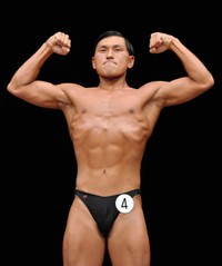 フロントダブルバイセップスポーズのオードリーの春日俊彰
