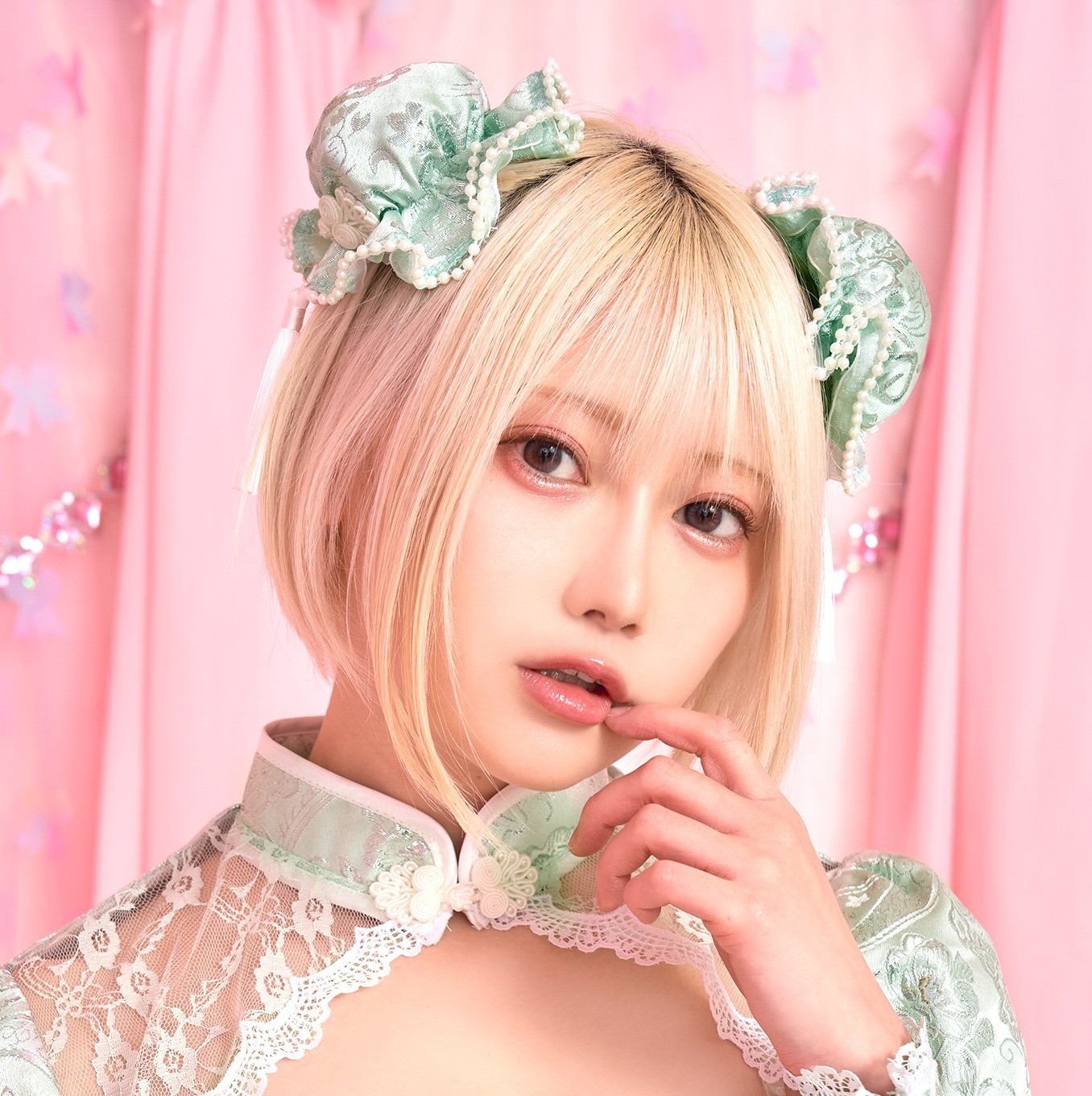 篠崎こころ、宮本彩希 新作コスチュームでかわいい＆セクシーな魅力を