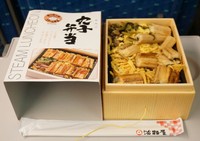 神戸を拠点に駅弁を製造する「淡路屋」が開発した加熱式駅弁の「あっちっち穴子弁当」