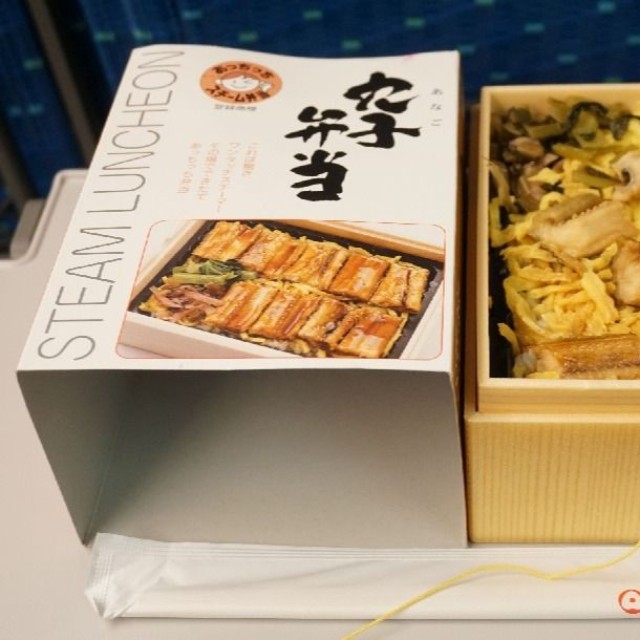 神戸を拠点に駅弁を製造する「淡路屋」が開発した加熱式駅弁の「あっちっち穴子弁当」