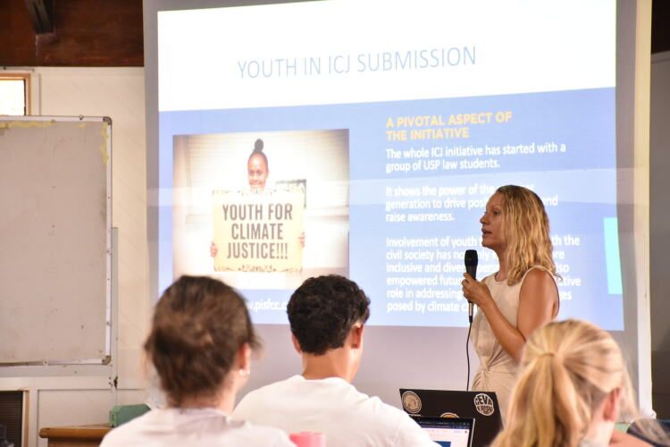 南太平洋大学のエマルス・キャンパスで、豪州から研修に来た学生向けにICJの勧告的意見の経緯や意義を話す政府法律顧問、アンヌ・ソフィー・ビビエさ