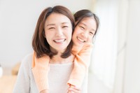 笑顔の親子※画像はイメージです（miya227/stock.adobe.com）