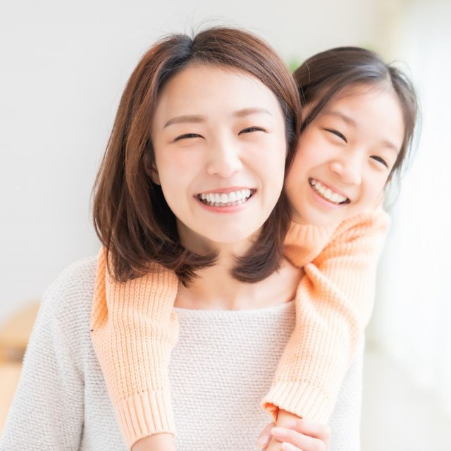 笑顔の親子※画像はイメージです（miya227/stock.adobe.com）