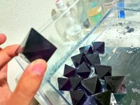 新たに育成中の「黒いクリスタル（クロムミョウバン混晶）」／こいるガン⑨さん（@@coilgun_9）提供