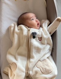 パパに手を伸ばすぷぷちゃん（提供：@baby_pp_asmrさん）
