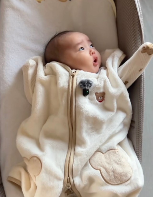 パパに手を伸ばすぷぷちゃん（提供：@baby_pp_asmrさん）
