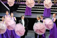 「桜咲く国」桜パラソルを開く楊琳＝大阪松竹座