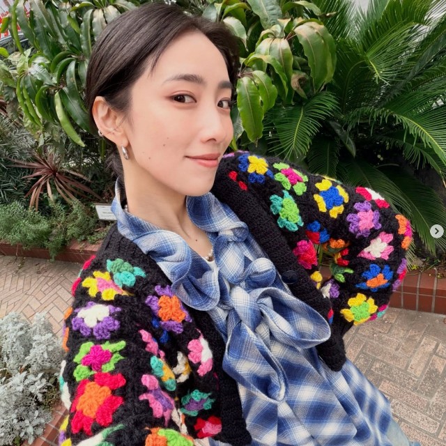中田クルミさん「ニットはあさイチへの出演が決まってから大慌てで編みました」（本人のインスタグラムから）