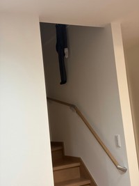 暗い階段の中…ぶらんと垂れ下がった長い手足が恐怖を感じさせる（あすみさん提供）
