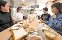 再現した昭和の献立を食べて、感想を語り合う学生と教授（京都市東山区・京都女子大栄養クリニック）＝撮影・山本健太
