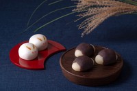 鶴屋吉信の「月兎」（左）と「月見だんご」