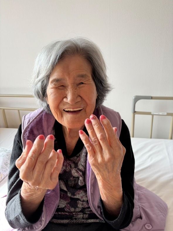 息子亡くし「生きていてもつらいばっかり」…涙する祖母、孫のネイルと30年ぶりのメイクで表情一変、笑顔が戻った日｜まいどなニュース