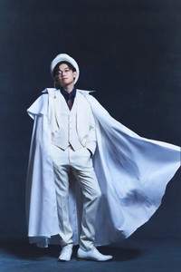 「ゼクシィ」8月号で怪盗キッド風新郎に変身した松丸亮吾