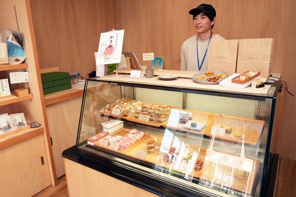 温泉ないまんまんじゅうを製造する和菓子店「和・菓ふぇｏｔｏ（おと）」の辻野智之さん（草津市野路東５丁目）