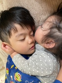ギューをしながら眠る長男くんとセナちゃん（提供：＠miu__yoshidaさん）