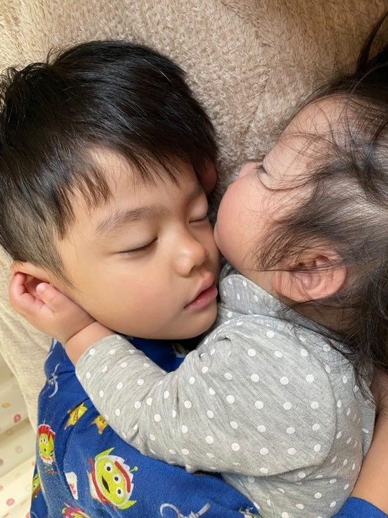 ギューをしながら眠る長男くんとセナちゃん（提供：＠miu__yoshidaさん）